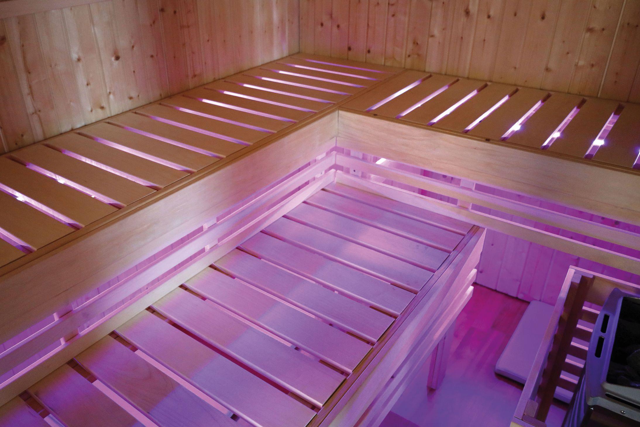 Innensauna Nedo mit 9 kW Ofen FIN 9 und Huum Wifi Steuerung natur