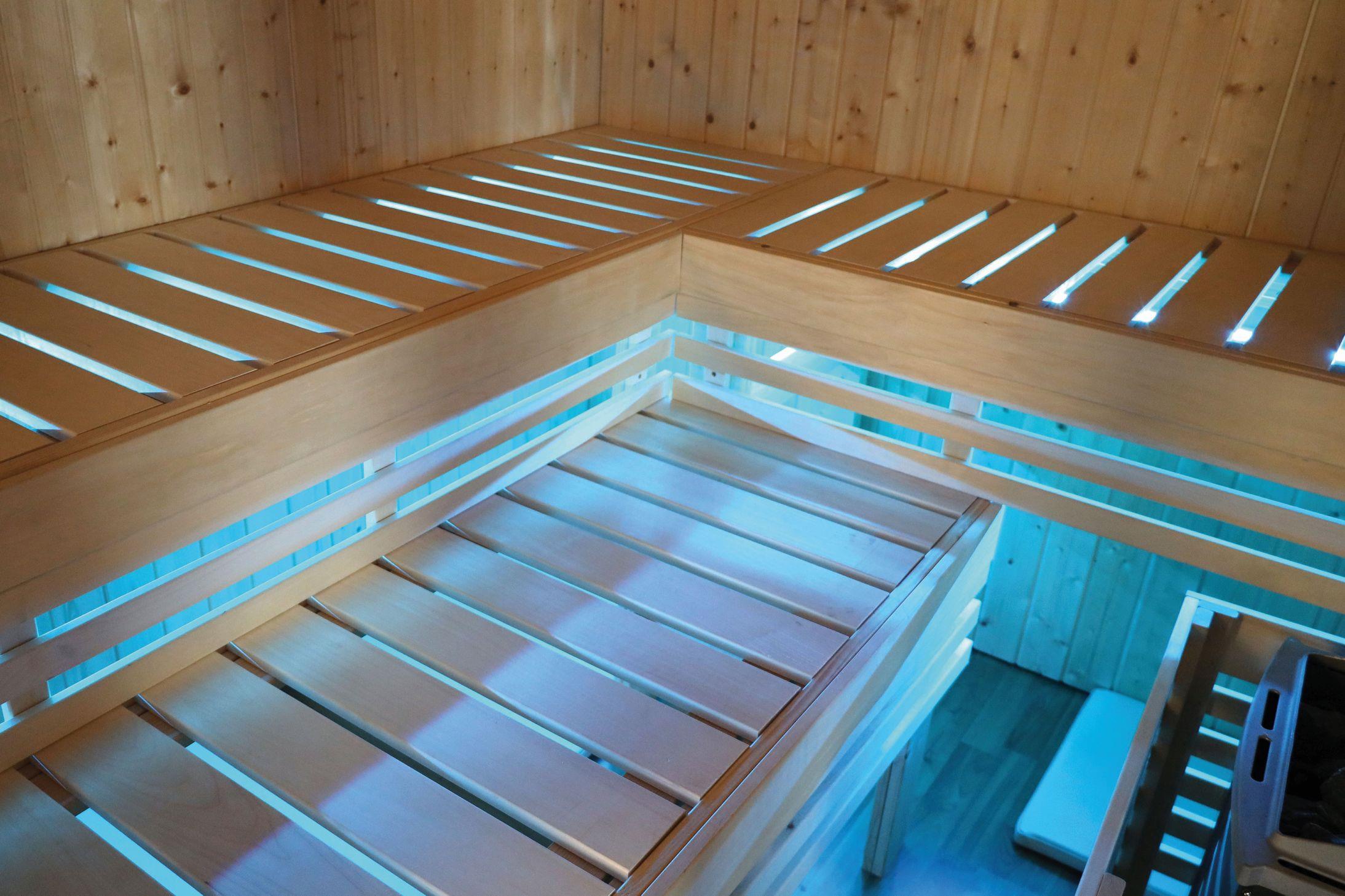 Innensauna Jari mit 9 kW Ofen FIN 9 und Huum Wifi Steuerung natur