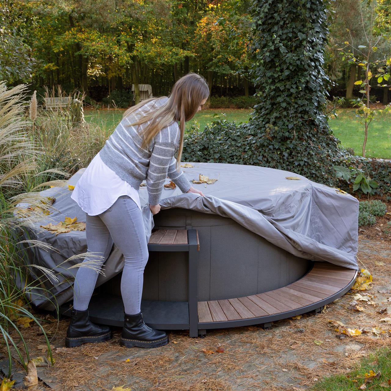 Whirlpool-Schutzhülle für Softub RESORT oder POSEIDON mit Polyrattan- oder Stauseeholz-Umrandung - silber-grau Whirlpool-Schutzhülle für Softub RESORT oder POSEIDON mit Polyrattan- oder Stauseeholz-Umrandung - silber-grau