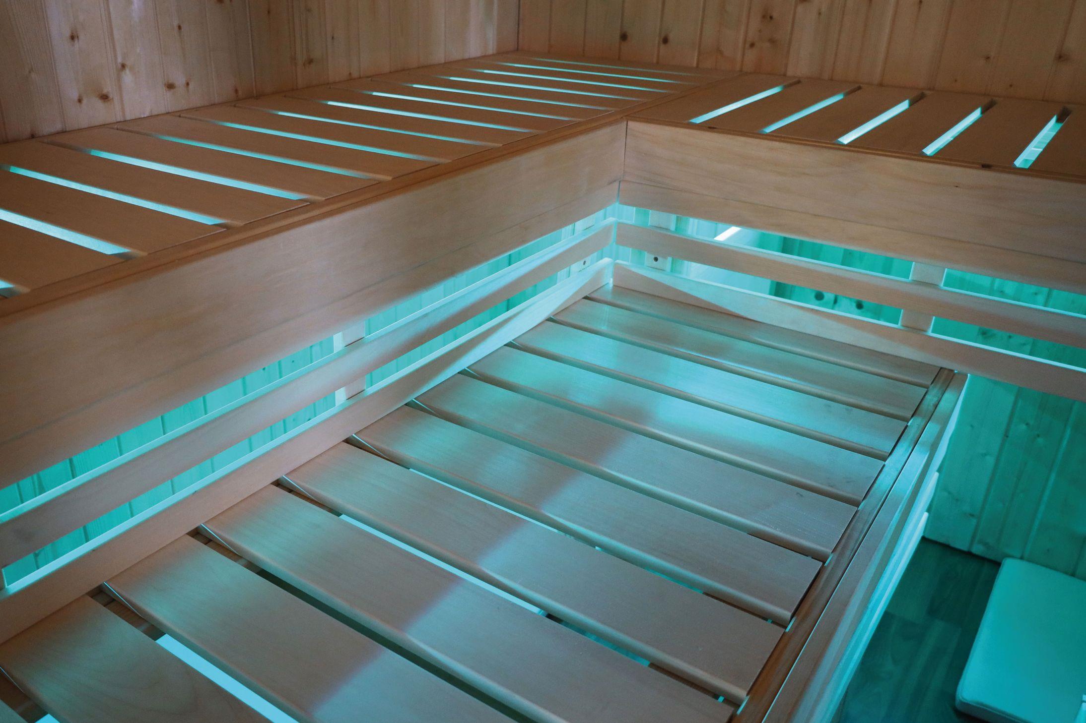 Innensauna Pasi mit 9 kW Ofen BIO 9 und Huum Wifi Steuerung natur